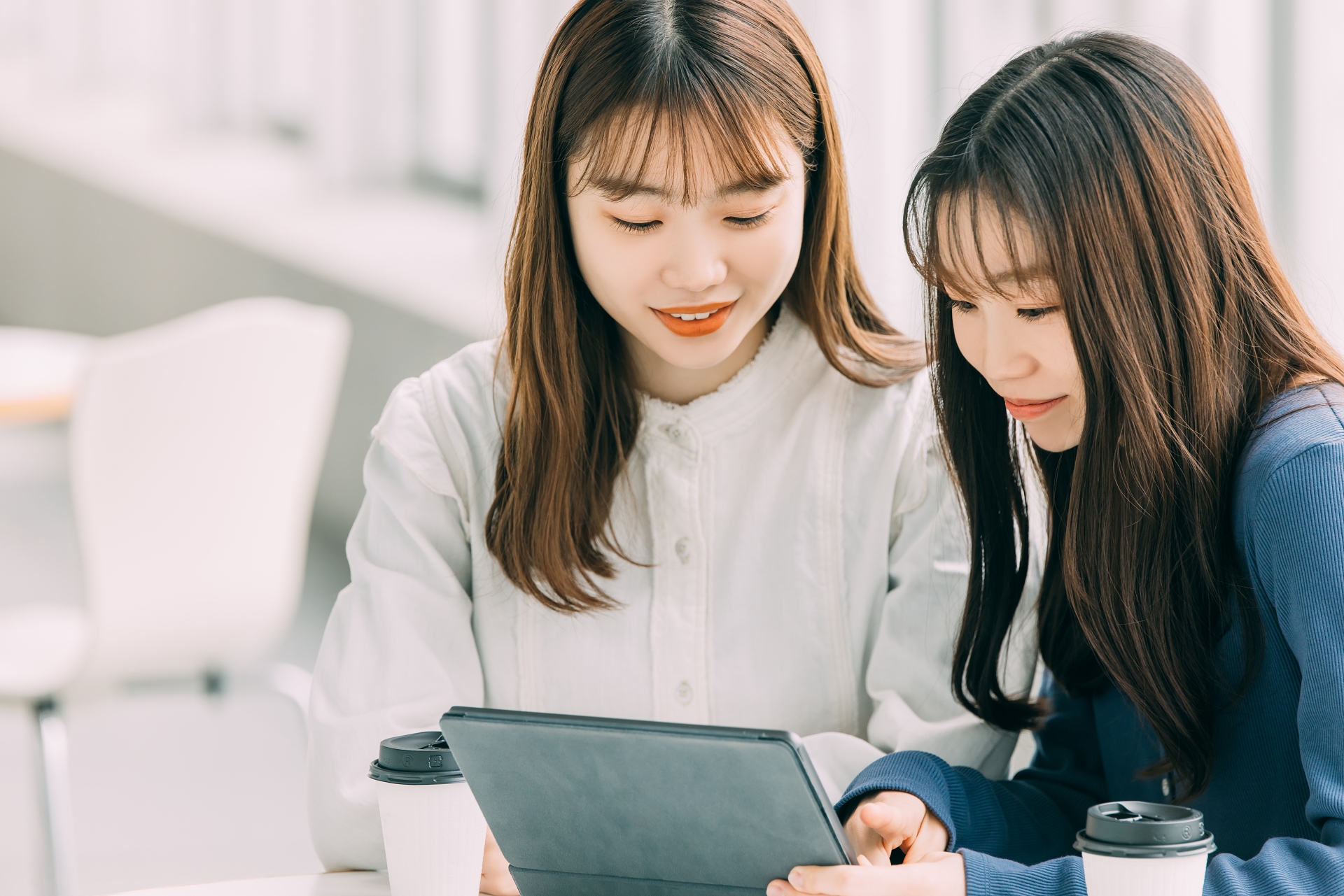 学んでいる女性