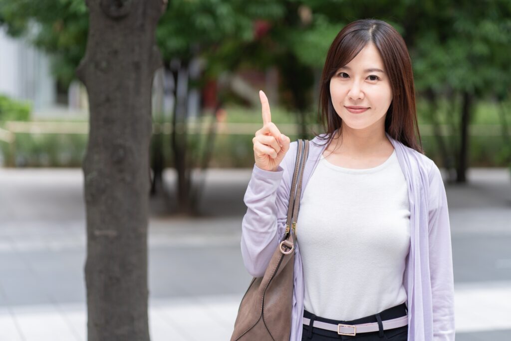 人差し指を立てている女性
