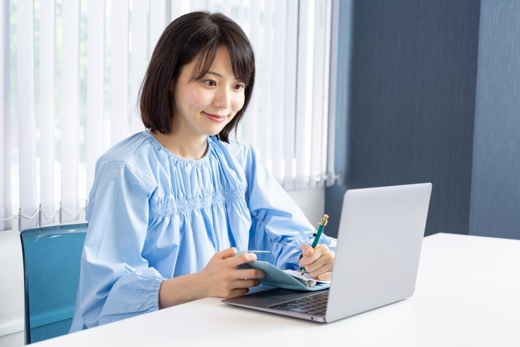 パソコンで学習をする女性