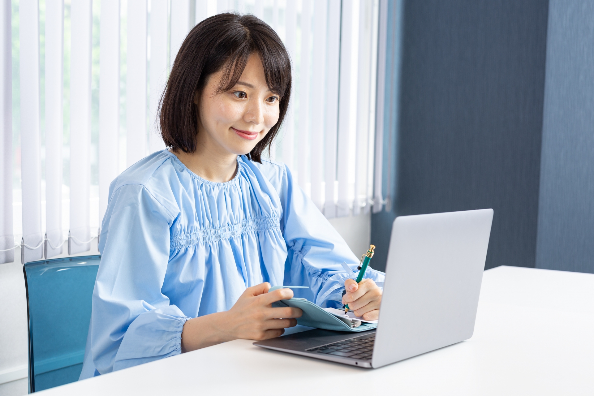 パソコンの前で学んでいる女性