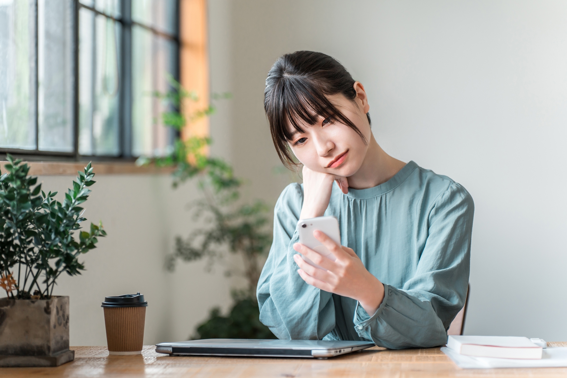 迷っている女性
