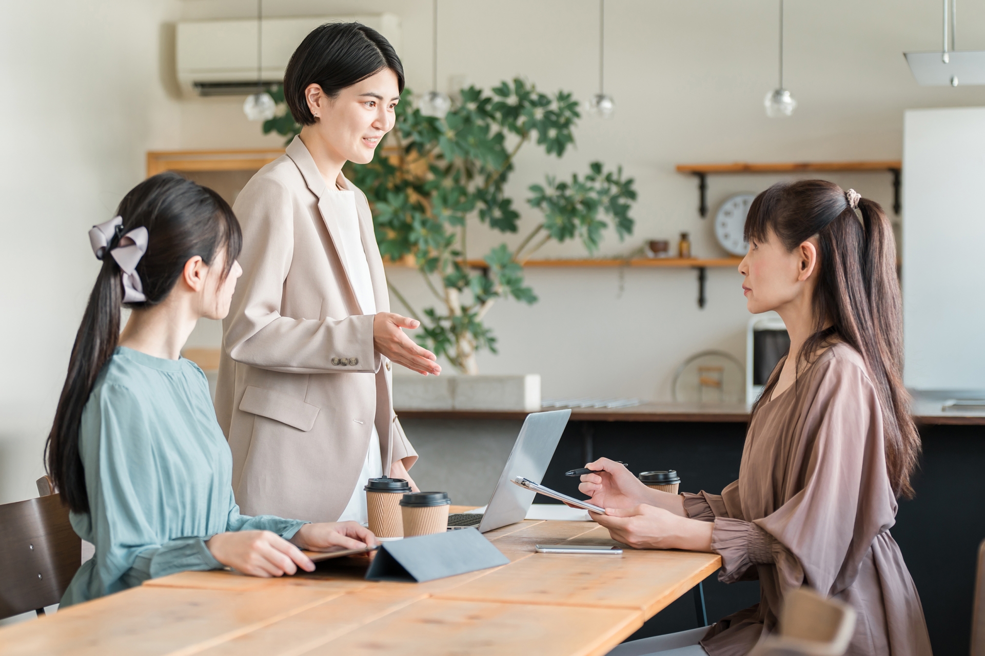 マーケティング会議をする女性
