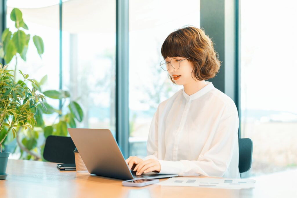 パソコンを使う女性