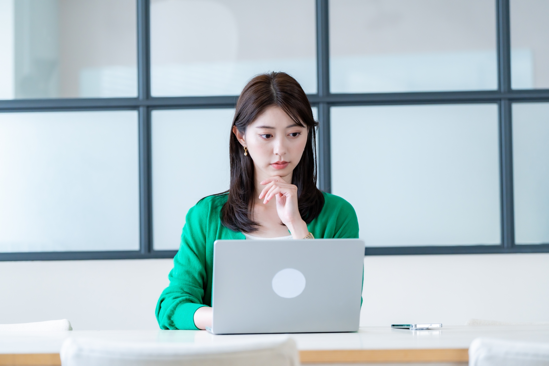 オンライン学習している女性