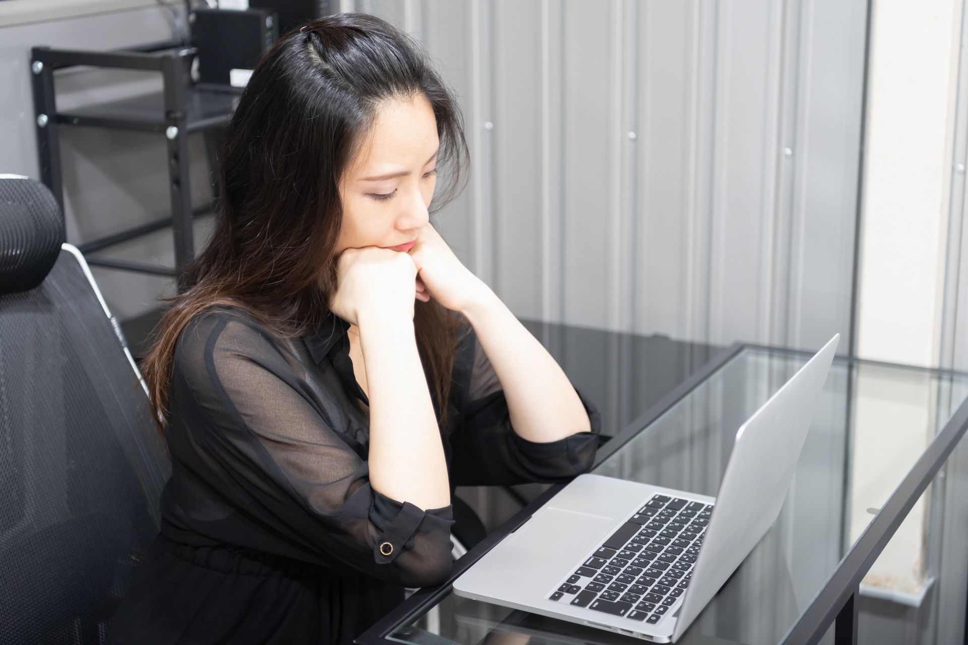 悩んでいる女性